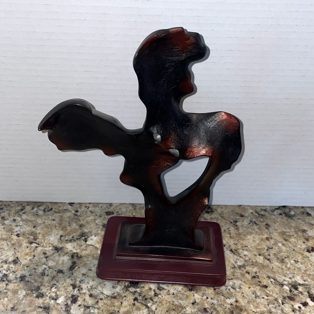 Lovers kiss sculpture